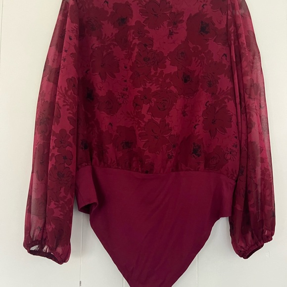 Gibson Look Dark Red Floral Blouse Bodysuit Plunging Neckline Size Large - Picture 12 of 14